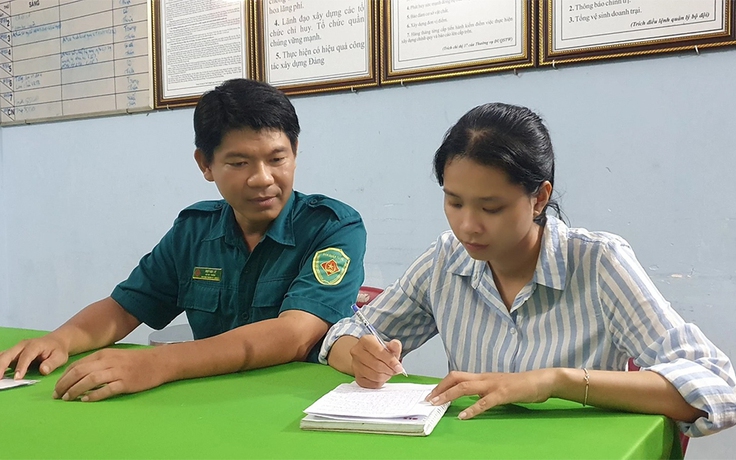 Những người trẻ viết đơn tình nguyện tham gia nghĩa vụ quân sự Những người trẻ viết đơn tình nguyện tham gia nghĩa vụ quân sự