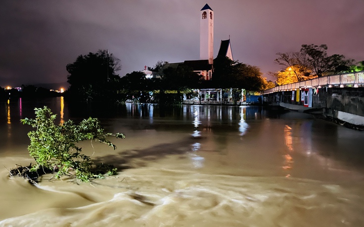 Nước sông Túy Loan dâng cao, người dân thức đêm đi tránh lụt