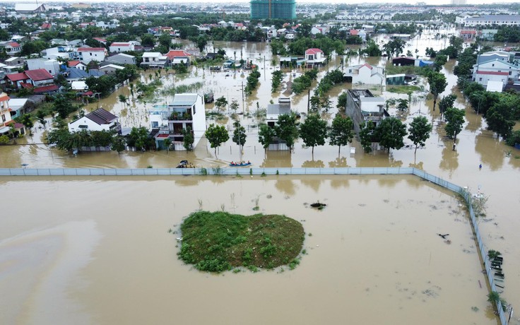 Nước lũ lên nhanh, sông Hương vượt đỉnh lũ năm 2020, người dân không kịp trở tay