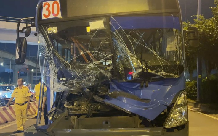 Xe buýt vỡ toác đầu sau va chạm trên Xa lộ Hà Nội