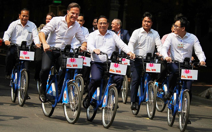 Thủ tướng Phạm Minh Chính và Thủ tướng Hà Lan đạp xe dạo phố Hà Nội