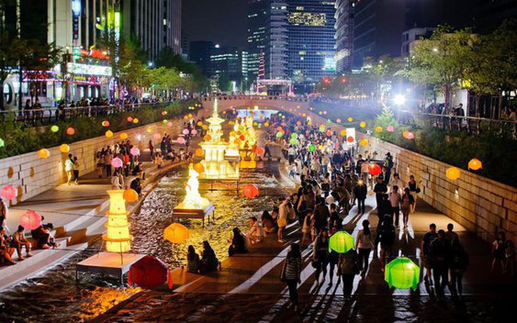 Du lịch Hàn Quốc mùa thu đừng bỏ qua lễ hội Cheonggyecheon lung linh ánh đèn