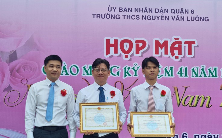 Khen thưởng thầy cô có sáng kiến xin không nhận hoa, thay bằng thẻ BHYT học sinh