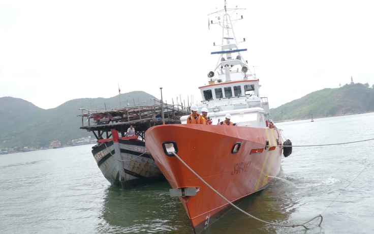 Tàu SAR 412 lai dắt tàu cá Quảng Ngãi bị hỏng máy vào bờ
