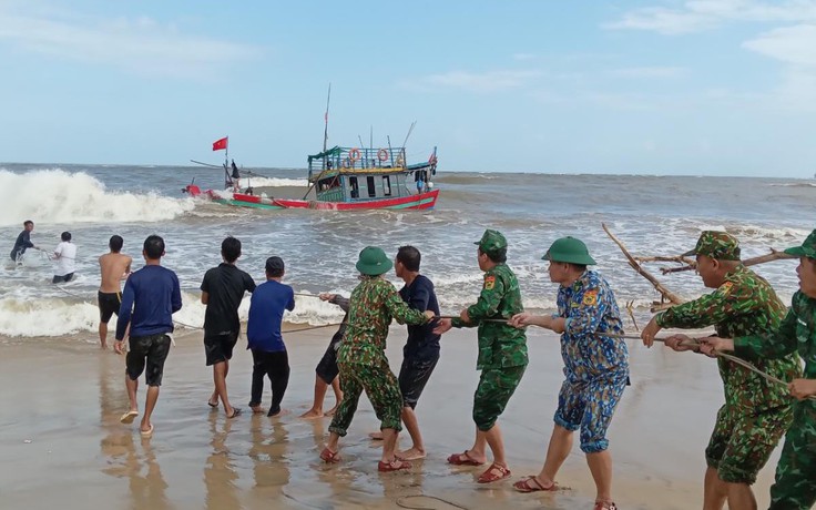 Ứng cứu tàu cá của ngư dân Thanh Hóa mắc cạn suýt chìm ở biển Cửa Việt