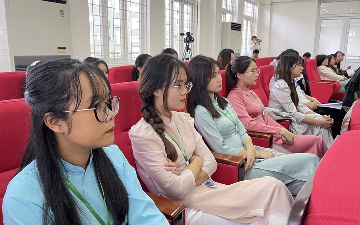 Nhà giáo có trách nhiệm bảo tồn, gìn giữ và lưu truyền giá trị văn hóa Nhà giáo có trách nhiệm bảo tồn, gìn giữ và lưu truyền giá trị văn hóa