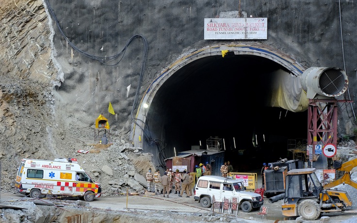 Vụ sập đường hầm ở Ấn Độ: Máy khoan tiếp tục hỏng, phải đào đất bằng tay