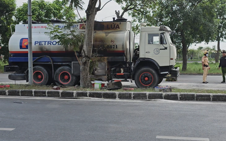 Tài xế nhập viện vì cố dập lửa xe bồn trên đại lộ Nguyễn Văn Linh