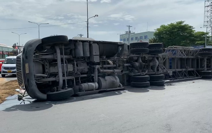 Ngã tư Bình Phước ùn tắc nặng nề vì tai nạn lật xe container