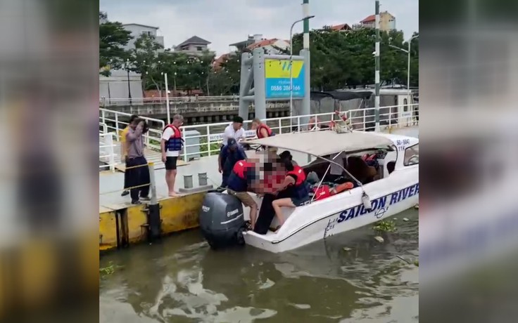Du khách nước ngoài cùng người lái ca nô cứu người phụ nữ nhảy cầu Sài Gòn