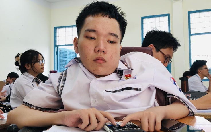 Nam sinh khuyết tật kiếm được 8 triệu đồng/tháng từ việc này... Nam sinh khuyết tật kiếm được 8 triệu đồng/tháng từ việc này...