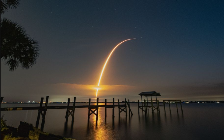 Tên lửa SpaceX đang xé toạc khí quyển và tạo nên những lỗ thủng