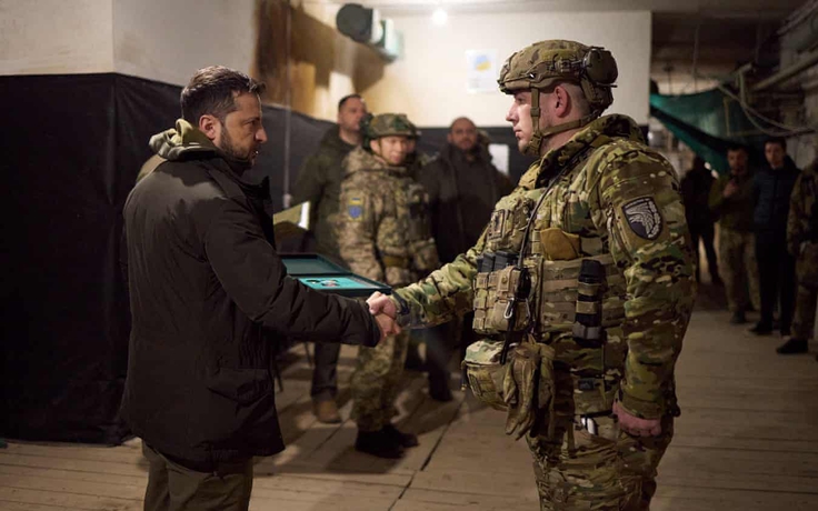 Chiến sự Ukraine ngày 645: Tổng thống Zelensky ra tiền tuyến Chiến sự Ukraine ngày 645: Tổng thống Zelensky ra tiền tuyến