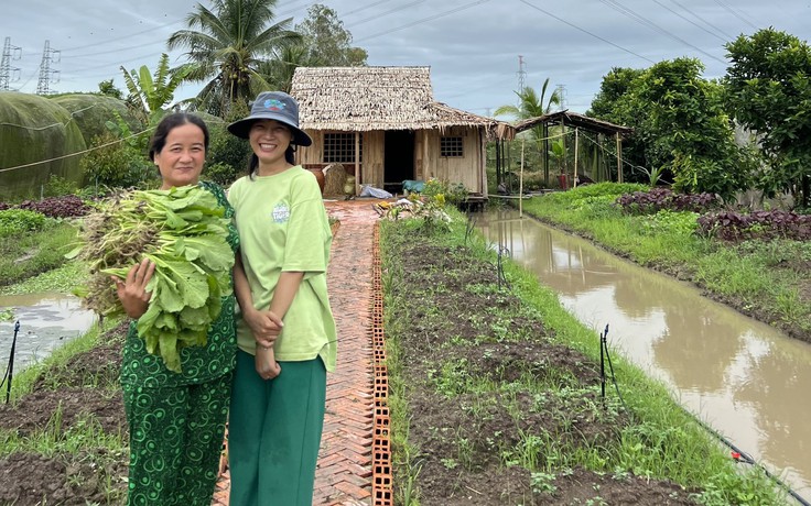 Cô gái trồng nông sản quanh nhà, tận hưởng cuộc sống bình yên...