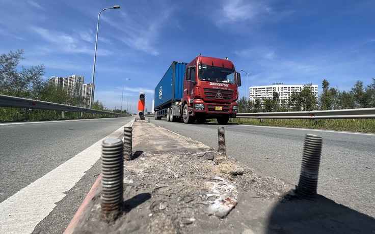 Mất trộm nhiều dải phân cách đường dẫn cao tốc TP.HCM - Long Thành - Dầu Giây Mất trộm nhiều dải phân cách đường dẫn cao tốc TP.HCM - Long Thành - Dầu Giây