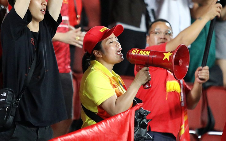 Chị ‘bay lên trời’ sẽ tiếp tục cổ vũ cho bóng đá Việt Nam
