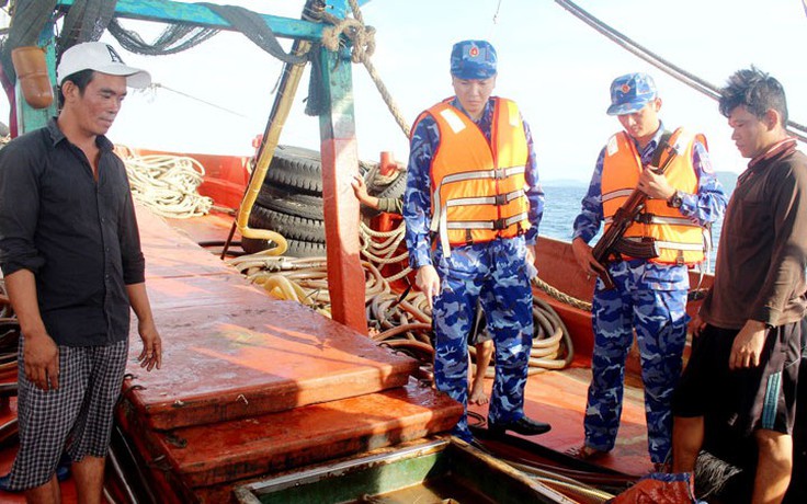 Bắt giữ tàu cá vận chuyển trái phép 50.000 lít dầu DO trên biển Phú Quốc