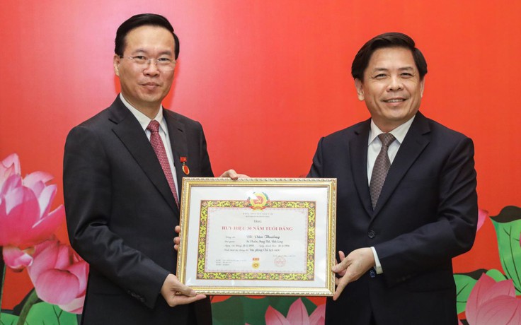 Chủ tịch nước Võ Văn Thưởng nhận Huy hiệu 30 năm tuổi Đảng Chủ tịch nước Võ Văn Thưởng nhận Huy hiệu 30 năm tuổi Đảng