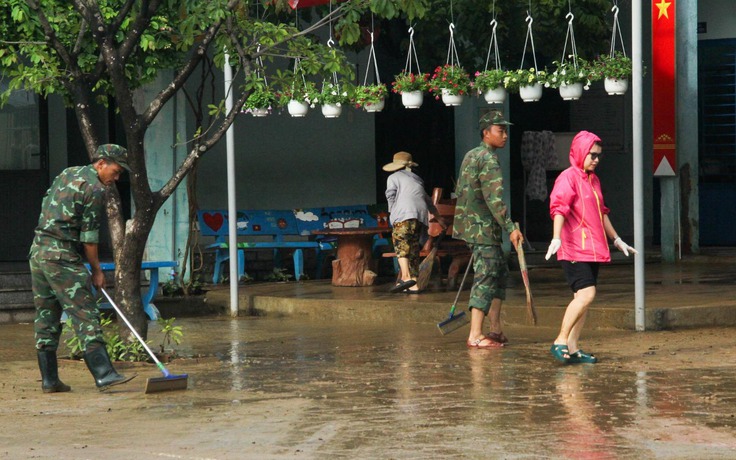 Đà Nẵng: Bộ đội đặc công dọn bùn non để học sinh sớm quay lại trường học