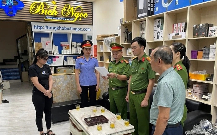 Chủ hệ thống linh kiện điện thoại Bích Ngọc bị khởi tố về tội buôn lậu Chủ hệ thống linh kiện điện thoại Bích Ngọc bị khởi tố về tội buôn lậu