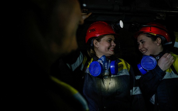 Nam giới nhập ngũ, phụ nữ Ukraine vào mỏ than làm việc