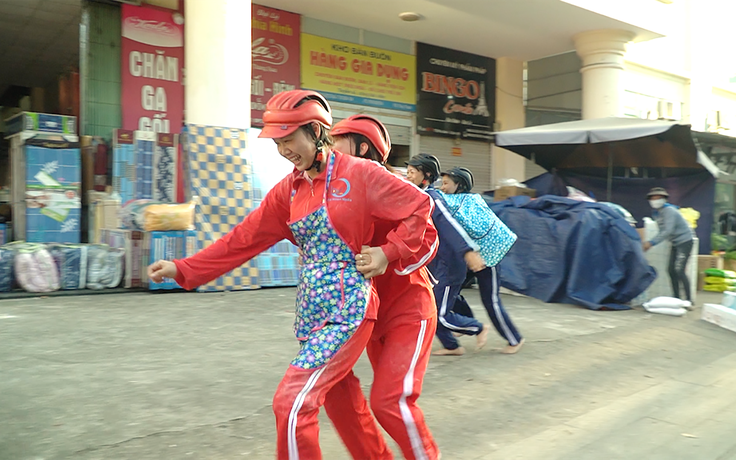 Chị em chợ Giầu tình thương mến thương mặc chung một tạp dề