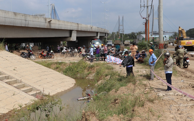 Phát hiện người đàn ông tử vong dưới mương nước cạnh dốc cầu Mỹ Thuận 2