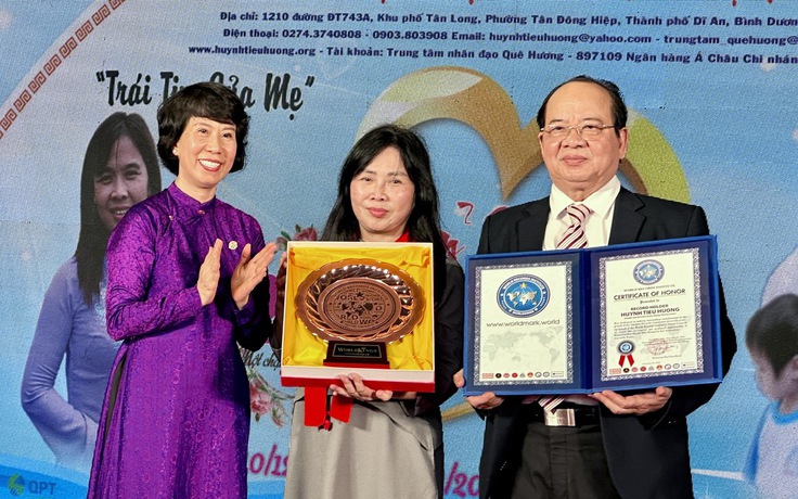 'Người mẹ đông con nhất' Huỳnh Tiểu Hương được trao tặng Đĩa vàng Cống hiến