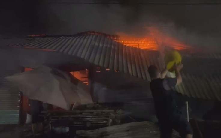 Cháy chợ Thống Nhất ở Bình Phước, 9 ki ốt bị thiêu rụi