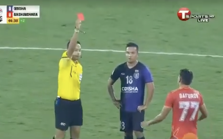 Xem lại tình huống trọng tài Ngô Duy Lân rút thẻ đỏ khiến cầu thủ Bangladesh phản ứng