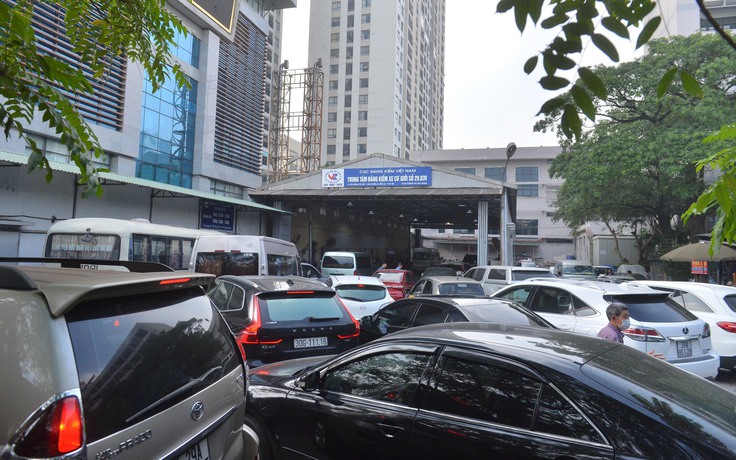 Hà Nội tái diễn cảnh ô tô xếp hàng dài tại trung tâm đăng kiểm