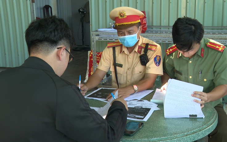 Lập biên bản thanh niên 'chỉ điểm' chốt kiểm tra nồng độ cồn