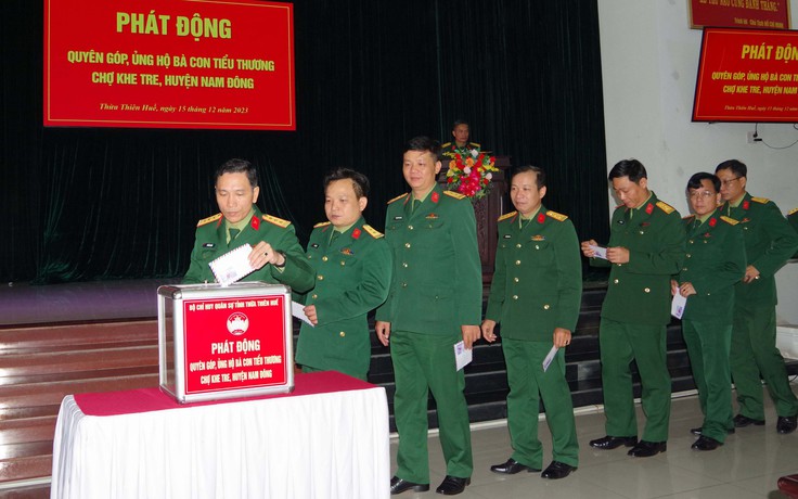 Thừa Thiên - Huế: Bộ đội quyên góp, ủng hộ tiểu thương chợ Khe Tre sau vụ cháy