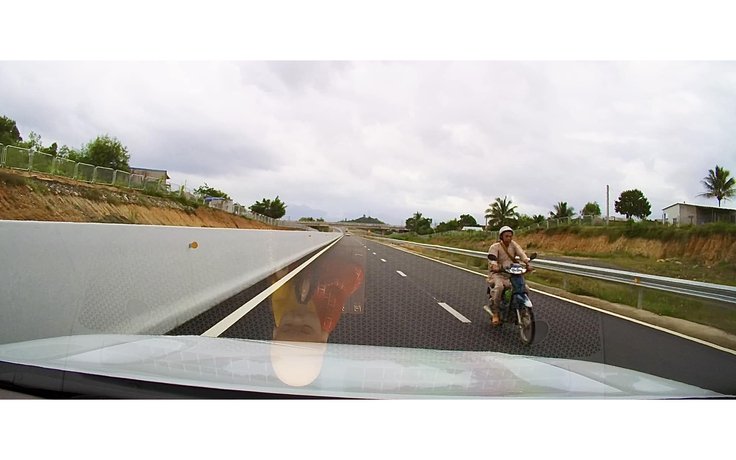 Giật mình khi xe máy chạy ngược chiều trên cao tốc Nha Trang - Cam Lâm