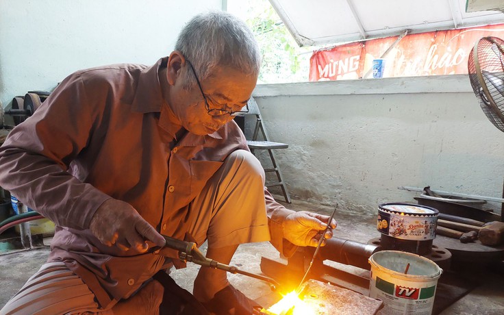 Những nghệ nhân cuối cùng: Tuyệt kỹ nghề gò pháp khí xứ Huế
