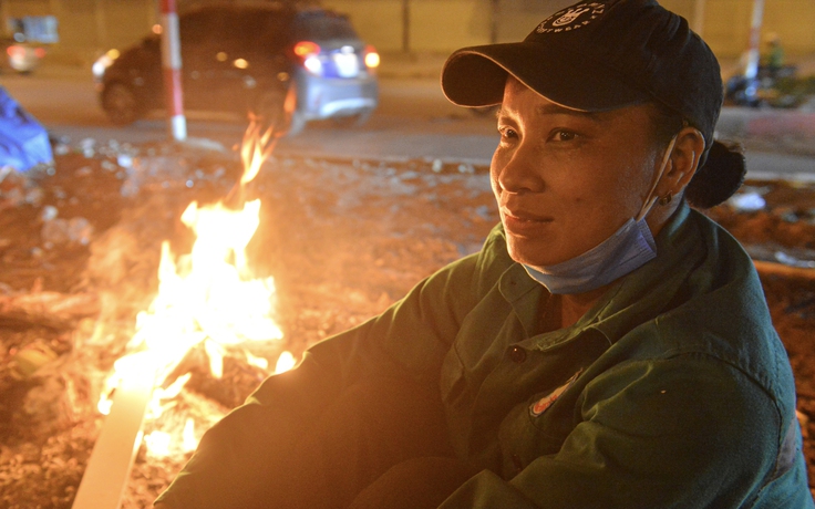 Hà Nội rét 13 độ C, người dân đốt lửa trên vỉa hè sưởi ấm