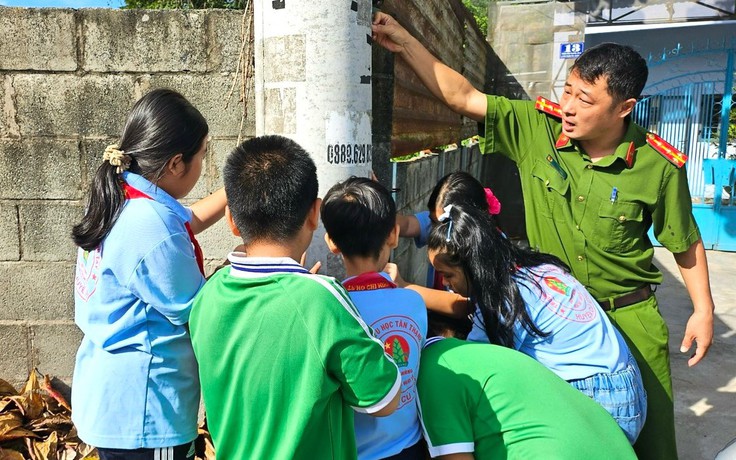 Huyện đầu tiên ở TP.HCM dẹp sạch quảng cáo bôi bẩn đường phố Huyện đầu tiên ở TP.HCM dẹp sạch quảng cáo bôi bẩn đường phố