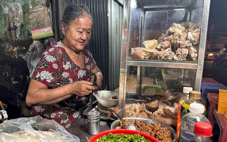 Cháo đêm kỳ lạ ngay trung tâm TP.HCM: Bà chủ… 'siêu nhân' một mình bán đến 4 giờ sáng