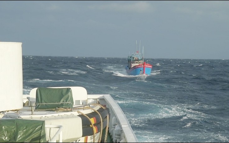 Hải quân vùng 3 cứu tàu cá và 5 ngư dân gặp nạn trong biển động