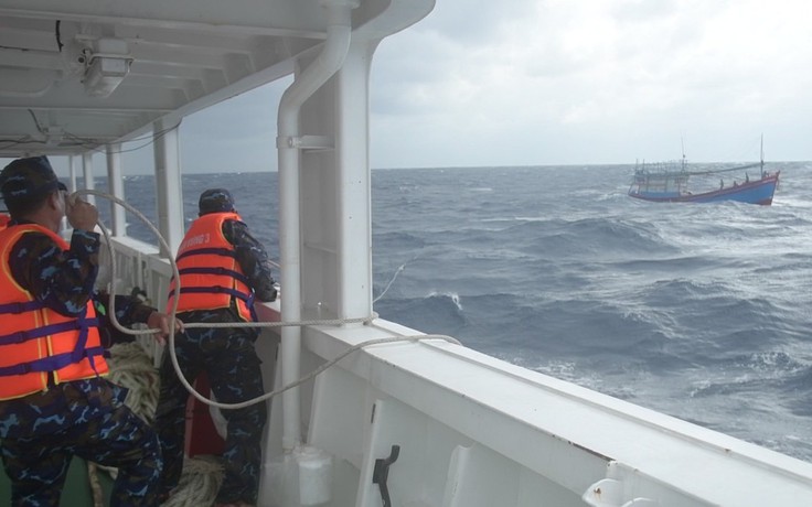 Lai dắt an toàn tàu cá và 5 ngư dân gặp nạn trong biển động