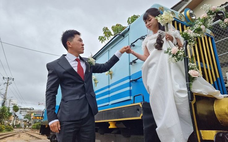 Lần đầu tiên đám cưới được tổ chức trên xe lửa cổ Đà Lạt