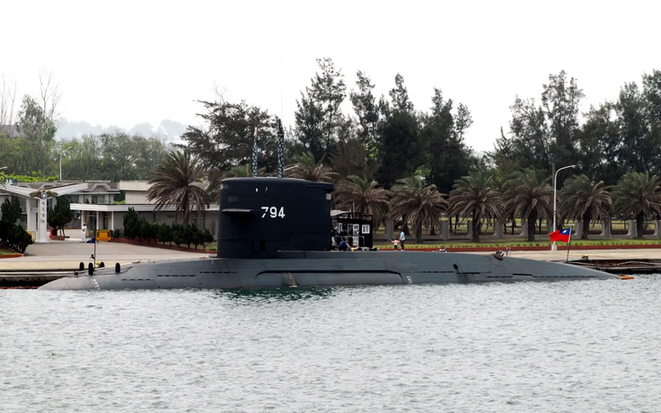 Đài Loan tìm kiếm thủy thủ bị sóng quét khỏi nóc tàu ngầm