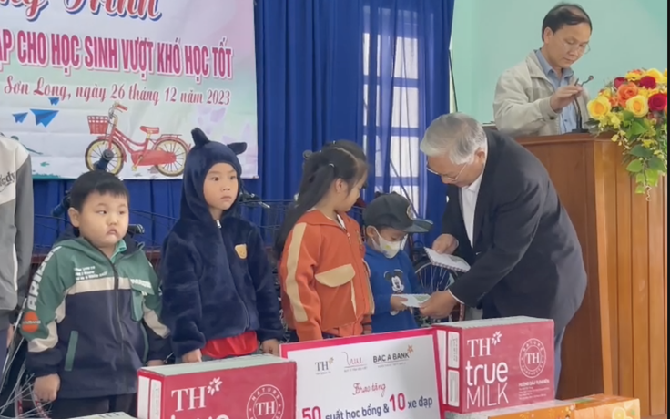 Đoàn đại biểu Quốc hội tỉnh Phú Yên trao quà cho học sinh nghèo