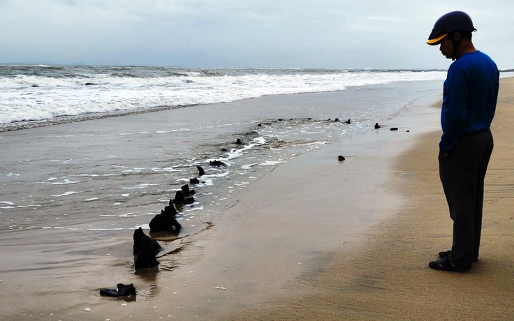 Lấy mẫu carbon xác định niên đại xác 'tàu cổ' vừa phát hiện tại biển Hội An