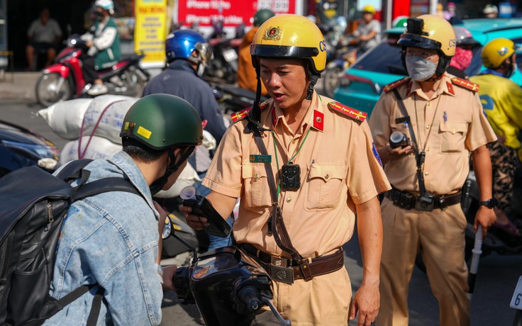 CSGT TP.HCM đo nồng độ cồn ban ngày: Kiểm tra cả trăm người nhưng sao không thay ống thổi?