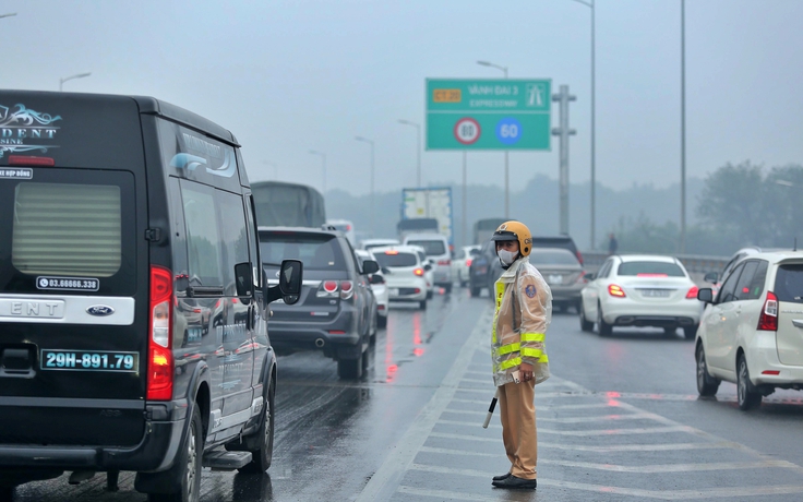 Người dân nhích từng mét rời Hà Nội về quê nghỉ tết Dương lịch