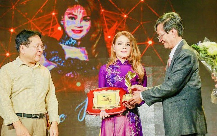 Hoa hậu Thanh Mai xúc động nhận vinh danh 'Doanh nhân vì cộng đồng 2023'