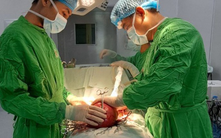 Bệnh viện Quân y 120 phẫu thuật thành công khối u lớn cho 2 bệnh nhân