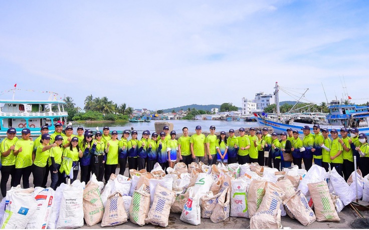 ACB tham gia dọn rác bãi biển trong Ngày vì môi trường Phú Quốc