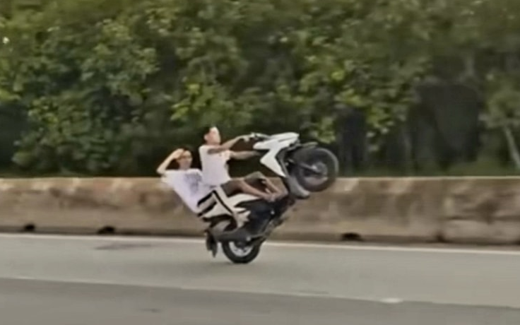 Đồng Nai: Bốc đầu xe trên quốc lộ rồi quay clip đăng TikTok, bị khởi tố Đồng Nai: Bốc đầu xe trên quốc lộ rồi quay clip đăng TikTok, bị khởi tố